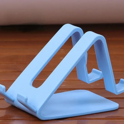 Soporte triangular universal para celular y tablet color azul.